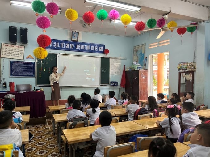 13-101550_381.jpeg Bảng tương tác đa điểm hỗ trợ giáo viên địa phương dạy học hiệu quả hơn.
