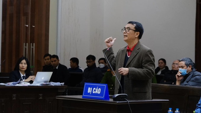 z5095696066406_312baa02b47478e513be40c08584f544-191401_589.jpg Bị cáo Trần Hùng, cựu Phó Cục trưởng Cục QLTT Hà Nội, Tổ trưởng tổ 304, Tổng cục QLTT trình bày tại phiên tòa. Ảnh: Nam Anh.