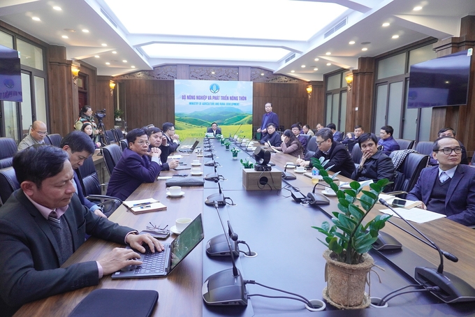 Đoàn công tác Bộ NN-PTNT báo cáo Bộ trưởng Lê Minh Hoan về kết quả chuyến làm việc tại Trung Quốc. Ảnh: Hồng Thắm.