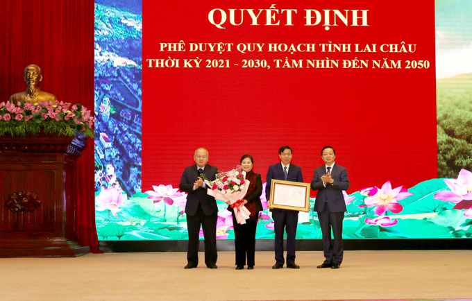 img_8251-a-110325_164.jpg Phó Thủ tướng Trần Hồng Hà (phải) trao quyết định phê duyệt quy hoạch tỉnh Lai Châu thời kỳ 2021 - 2030, tầm nhìn đến năm 2050 cho lãnh đạo tỉnh Lai Châu. Ảnh: Q.T.