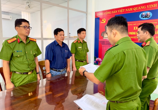 noc-nang-153638_12.jpg Cơ quan Cảnh sát điều tra Công an tỉnh Bạc Liêu tống đạt quyết định khởi tố bị can, lệnh bắt bị can để tạm giam đối với Ngô Văn Hà. Ảnh: Công an Bạc Liêu.