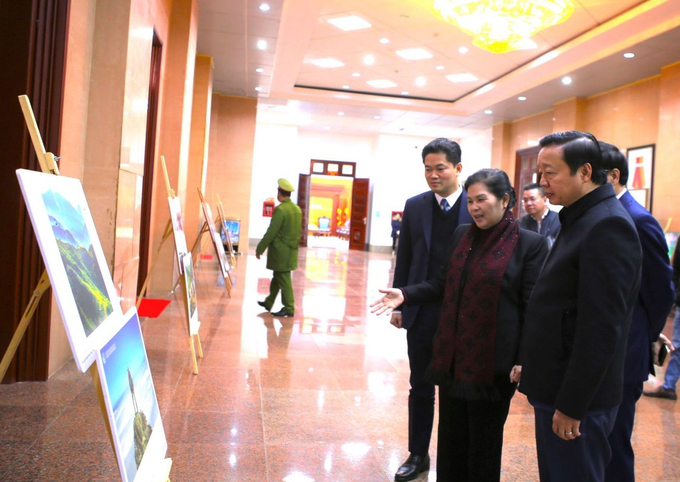 quy-hoach-tao-dong-luc-cho-lai-chau-buoc-vao-giai-doan-phat-trien-moi-110956_286.jpg Phó Thủ tướng Trần Hồng Hà cùng lãnh đạo tỉnh Lai Châu xem triển lãm ảnh vẻ đẹp Lai Châu.