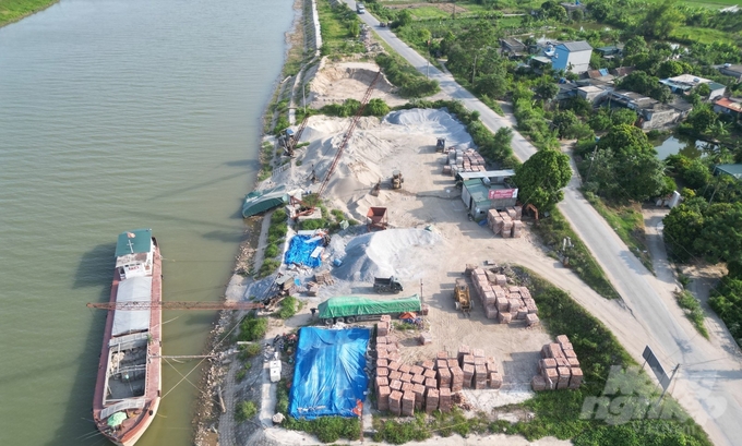 20-1701681949-ben-bai-khong-phep-tren-dia-ban-huyen-vu-thu-1-123435_305-123435.jpg Một bãi kinh doanh vật liệu xây dựng trái phép trên hành lang đê Tả Hồng (huyện Vũ Thư). Ảnh: Thái Bình.