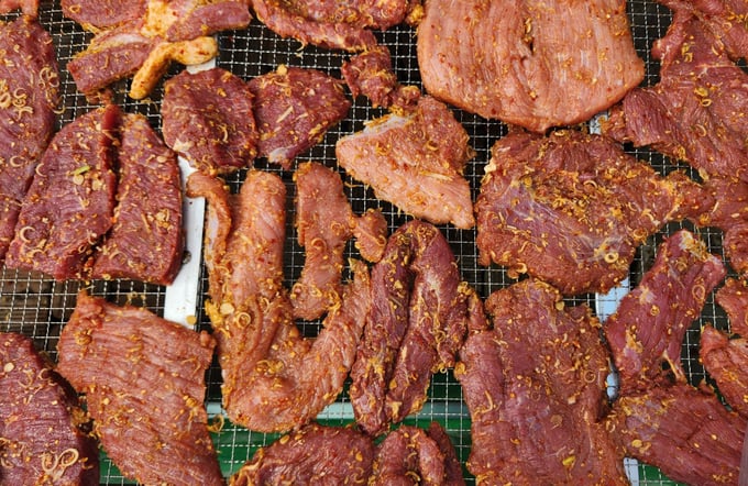 Khâu chế biến bò 1 nắng rất quan trọng để trở thành đặc sản. Ảnh: Tuấn Anh.