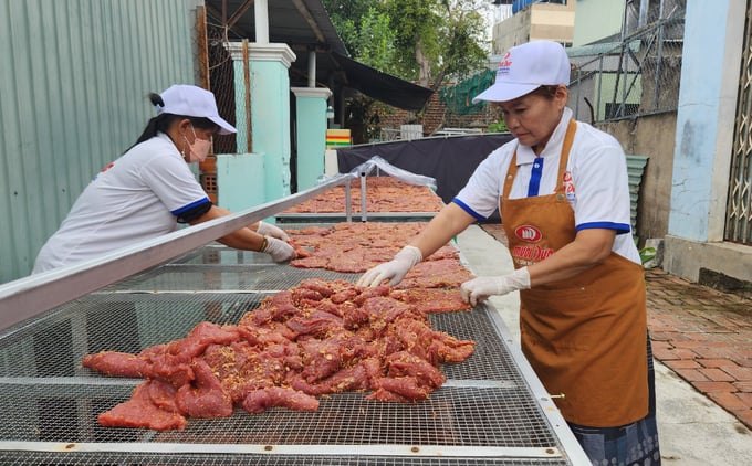 Chế biến bò 1 nắng tại cơ sở Mười Đức. Ảnh: Tuấn Anh.