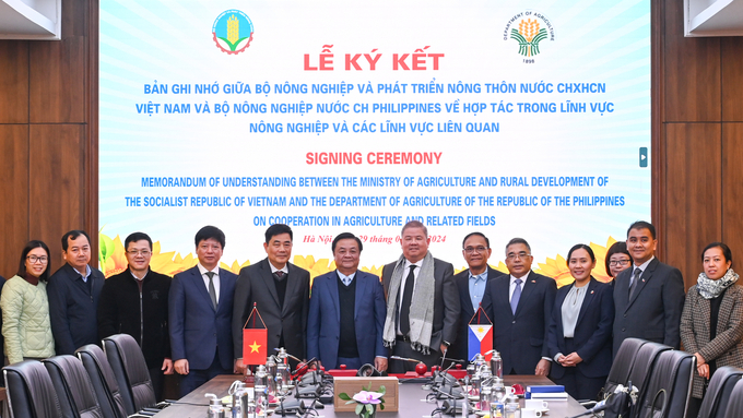 The signing ceremony of the Memorandum of Understanding between two Ministries of Agriculture.