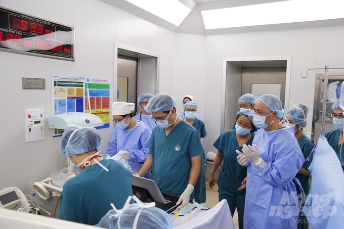 tu-du-1-151348_209-151349.jpg Ekip y bác sĩ Bệnh viện Từ Dũ và Bệnh viện Nhi đồng 1 phối hợp thực hiện ca mổ bắt con. Ảnh: BVCC.