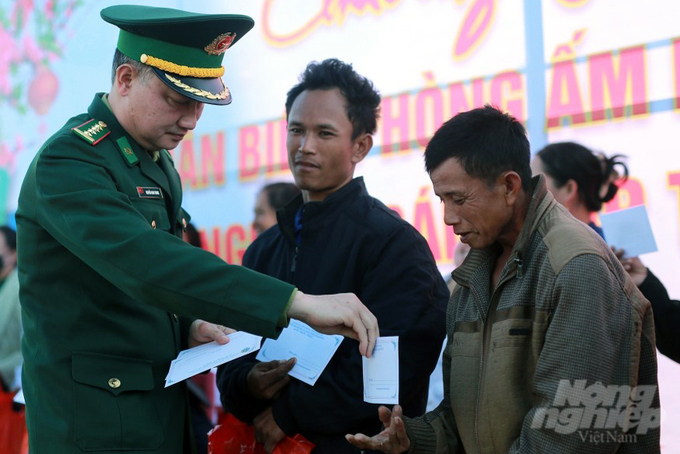 z5117389014333_27a5ca296c3d13c01a864b3b5a8fb0a8-204151_272-204151.jpg Những món quà ý nghĩa đến với dân bản 2 bên biên giới Việt - Lào. Ảnh: Hồng Sáu.