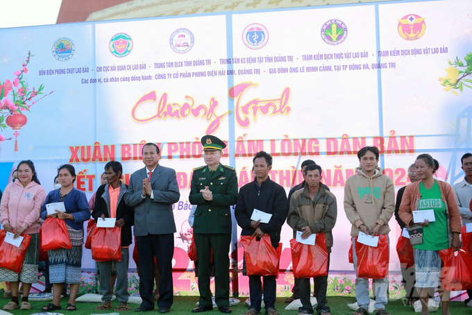 z5117389015088_e83aba94a4ebdb12e2d04f258ea12a27-204152_610-204152.jpg 'Xuân Biên phòng ấm lòng dân bản' là sự tri ân của cán bộ, chiến sĩ Đồn Biên phòng Cửa khẩu Quốc tế Lao Bảo, các cơ quan đơn vị đứng chân trên địa bàn đối với người dân các cặp bản hai bên biên giới. Ảnh: Hồng Sáu.