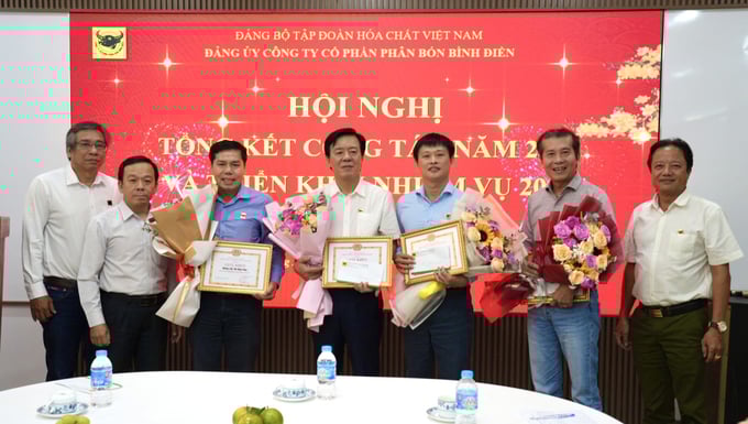 3-145512_428.jpeg Ông Ngô Văn Đông, trao Giấy khen cho các đảng viên đạt danh hiệu Hoàn thành xuất sắc nhiệm vụ năm 2023.