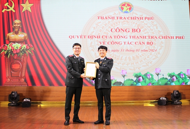 img-0346-1-163443_344.jpg Phó Tổng Thanh tra Chính phủ Nguyễn Văn Cường (bên trái) trao Quyết định bổ nhiệm Tổng Biên tập Báo Thanh tra cho ông Nguyễn Tuấn Anh. Ảnh: PH.