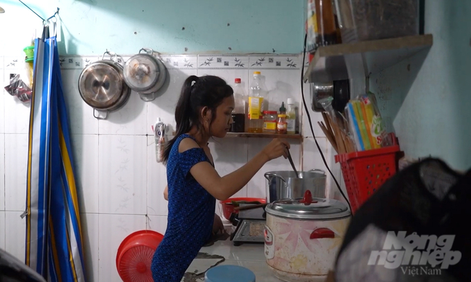 a6-063833_618-063834.jpg Từ ngày bạn cùng phòng bị thất nghệp, về quê cũng là lúc Diệu phải bất đắc dĩ trả tiền phòng gấp đôi. Ảnh: Lê Bình.
