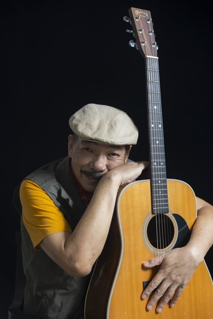 tien-6-100410_282.jpg Nhạc sĩ Trần Tiến luôn gắn với hình ảnh cây đàn guitar. Ảnh: NVCC.