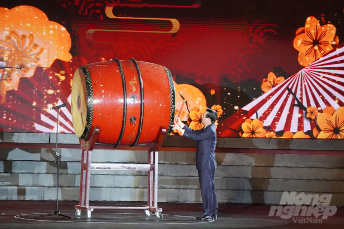 3-kieu-bao-224205_90-224206.jpg Chủ tịch nước Võ Văn Thưởng đánh trống khai Xuân. Ảnh: Nguyễn Thủy.