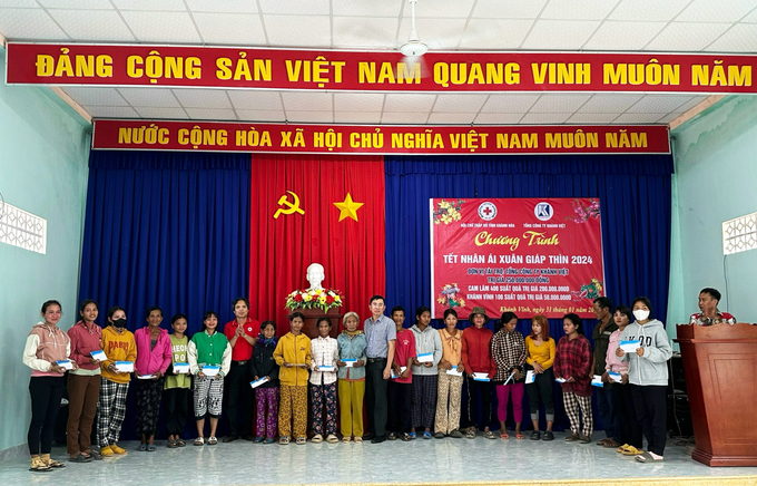 h5-135156_420.jpg Khatoco phối hợp với Hội Chữ thập đỏ tỉnh Khánh Hòa trao tặng 500 suất quà Tết trị giá 250 triệu đồng cho các gia đình có hoàn cảnh khó khăn tại huyện Cam Lâm và Khánh Vĩnh. Ảnh: PC.