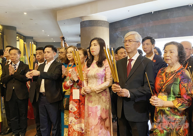 Đoàn đại biểu kiều bào do Thứ trưởng Bộ Ngoại giao, Chủ nhiệm Ủy ban Nhà nước về người Việt Nam ở nước ngoài Lê Thị Thu Hằng và Phó Chủ tịch UBND TP.HCM Võ Văn Hoan làm Trưởng đoàn.