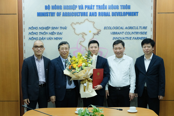 Thứ trưởng Hoàng Trung đề nghị ông Trần Thế Công tiếp tục trau dồi chuyên môn, để có thể đáp ứng được nhiệm vụ được giao. Ảnh: Tùng Đinh.