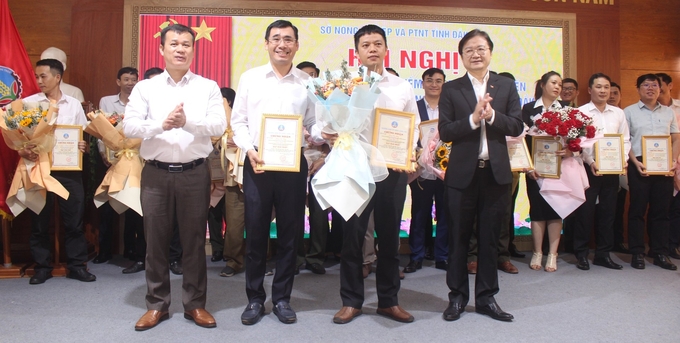 Nhóm tác giả đạt giải nhất với giải pháp 'Xây dựng ứng dụng hỗ trợ nông hộ tham gia mô hình cà phê bền vững trên địa bàn tỉnh Đắk Lắk'. Ảnh: Quang Yên.