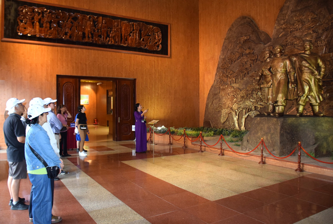 Khách du lịch tham quan Bảo tàng Quang Trung (huyện Tây Sơn, Bình Định). Ảnh: V.Đ.T.