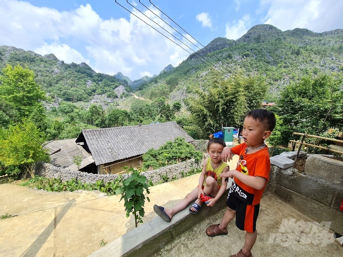 20230519_095102-085250_626-085251.jpg Những ngôi nhà cuối bản Lao Xa, gần cột mốc 397, giáp với Trung Quốc. Ảnh: Đào Thanh.