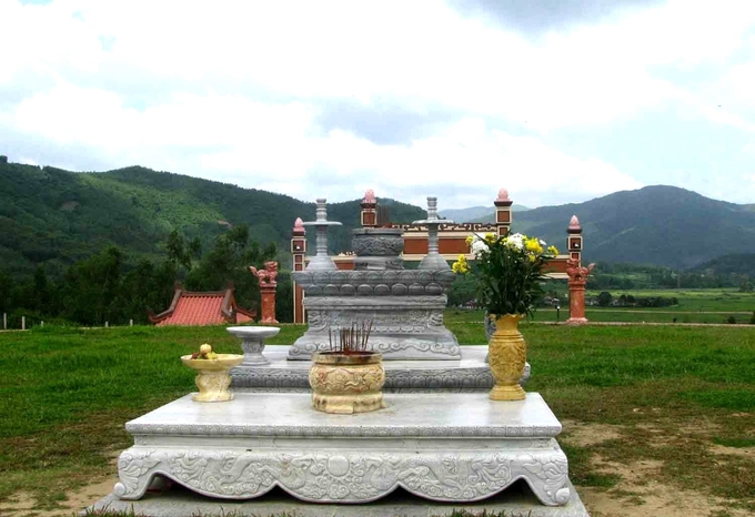 Án thờ trời đất trên đỉnh Ấn Sơn, sau lưng là đỉnh Hoành Sơn. Ảnh: V.Đ.T.
