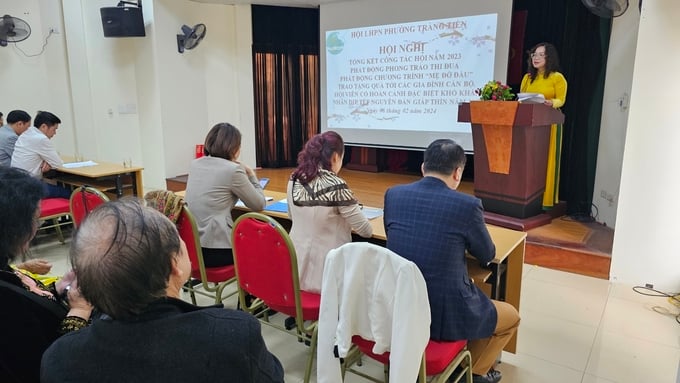 c74aa30c-08a1-415a-96bd-098604ba39f2-175252_535.jpg Bà Võ Quỳnh Anh báo cáo tóm tắt một số kết quả hoạt động của Hội Liên hiệp phụ nữ phường Tràng Tiền trong năm 2023. Ảnh: Bảo Thắng.
