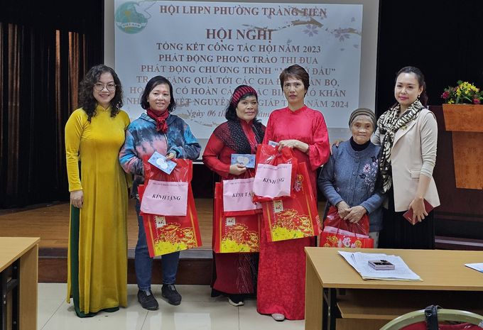 hoi-phu-nu-phuong-trang-tien-me-do-dau-180603_222.jpg Hội phụ nữ Tràng Tiền và các nhà hảo tâm tặng quà cho những gia đình có hoàn cảnh đặc biệt, khó khăn nhân dịp Tết Nguyên đán Giáp Thìn. Ảnh: Bảo Thắng.