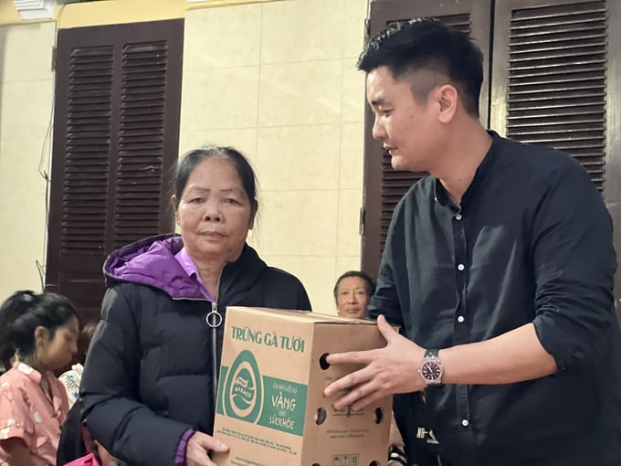 Niềm vui của các bệnh nhân khi nhận được phần quà và những lời động viên. Ảnh: Hùng Khang.