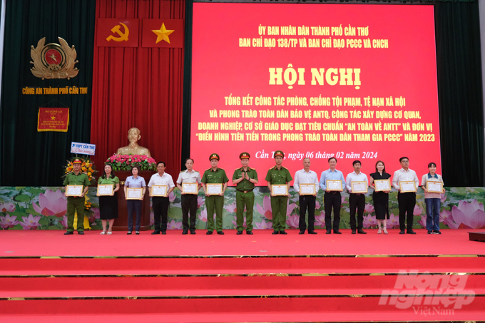 a729991afb9151cf0880-135901_733-135902.jpg Lãnh đạo Công an TP Cần Thơ khen thưởng các tập thể, cá nhân có thành tích trong phong trào toàn dân bảo vệ an ninh Tổ quốc. Ảnh: Kim Anh.