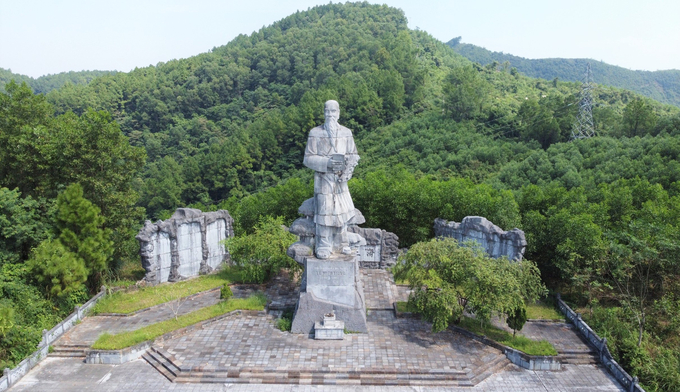 le-huu-trac1-171416_731.jpg Tượng đài Hải Thượng Lãn Ông Lê Hữu Trác được dựng với hơn 1.600 tấn đá cẩm thạch. Ảnh: Hưng Phúc.