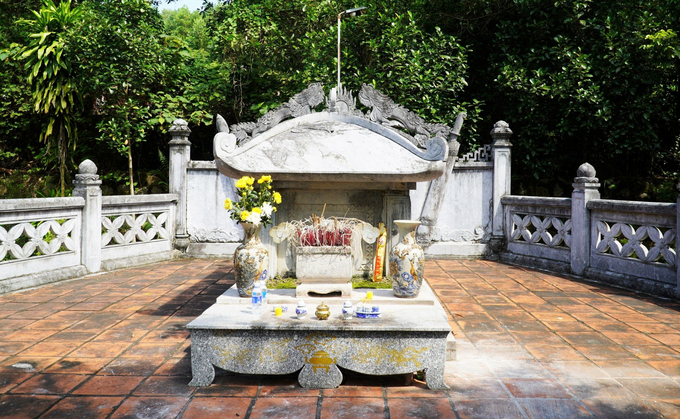 le-huu-trac2-171415_97.jpg Phần mộ của Hải Thượng Lãn Ông Lê Hữu Trác. Ảnh: Hưng Phúc.