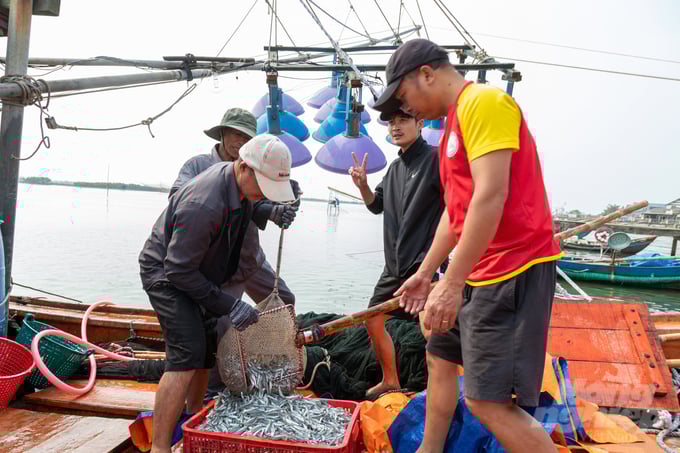 z5139370033353_d1ad088adb5ec91df7143622d1cdc99b-215352_634-215352.jpg Nhiều tàu thuyền tiếp nhiên liệu, lương thực để đi tiếp chuyến biển cuối cùng trong năm Quý Mão. Ảnh: VD.