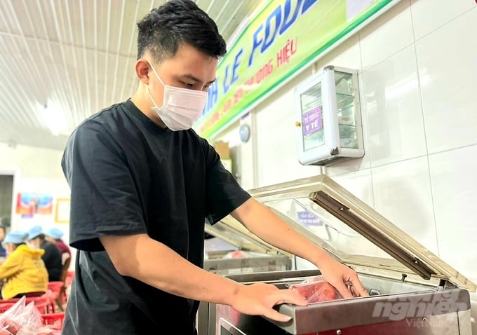 z5141366944791_bfab73d981b7f4c00e8a2b97e5daa8eb-153609_94-153609.jpg Nem, giò được đóng gói, hút chân không đảm bảo an toàn vệ sinh thực phẩm.