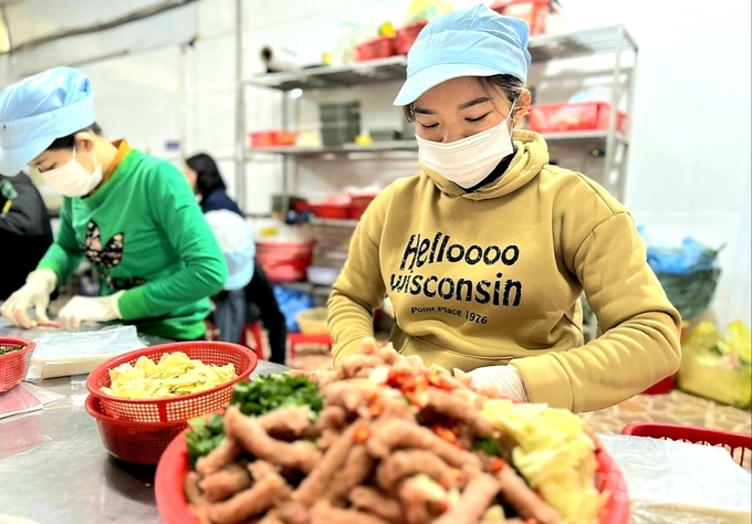 z5141366949257_8f5da920a574cd115d1cdd71d3531f08-153610_72-153610.jpg Dịp tết lượng hàng hóa sản xuất ra tăng gấp hàng chục lần so với ngày thường. Như dịp này, đến đầu tháng 12 âm lịch, cơ sở ngừng nhận đơn và đến hôm nay 27 Tết, hơn 10 công nhân vẫn đang phải làm xuyên đêm để trả đơn cho khách hàng.