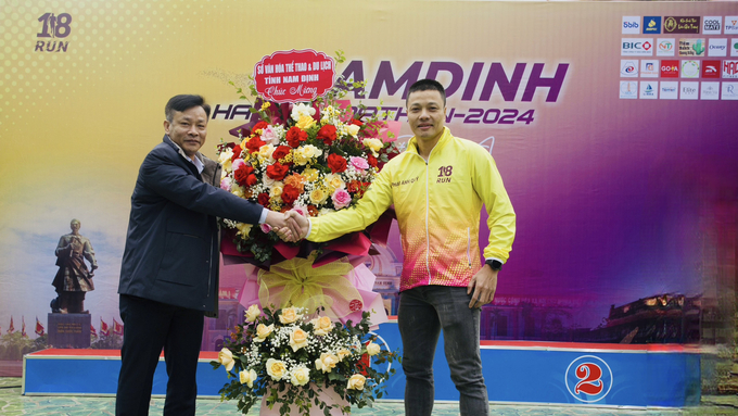 z5143956481484_23d95323333fe7e596d0fbc6799eb811-161707_3.jpg Phó Giám đốc Sở Văn hoá Thể thao và Du lịch tỉnh Nam Định Nguyễn Tân Anh tặng hoa chúc mừng thành công giải đấu.