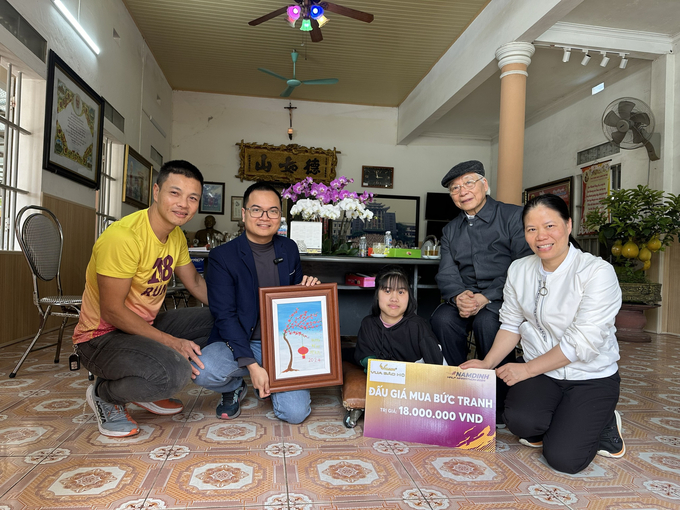 z5143959680695_b5e3aeac768267f3dbe2e3de77d3ff5e-161257_868.jpg Phạm Anh Quý (áo vàng) tại sự kiện đấu giá 2 bức tranh của 2 bạn nhỏ hoàn cảnh khó khăn sau giải đấu.