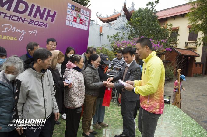 z5143963041115_184cc761d9d1eb980321e0efc0cb0bbb-161505_137.jpg Ban tổ chức trao 21 phần quà từ số tiền bán vé và các nhà tài trợ đến 21 hộ dân có hoàn cảnh khó khăn tại TP Nam Định nhân dịp Tết Giáp Thìn.