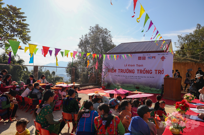2-134710_948-134711.jpg Lễ khánh thành, bàn giao điểm trường mầm non Trống Trở được tổ chức ngày 1/2, với sự tham gia của đại diện UBND huyện Mù Cang Chải, Phòng Giáo dục và Đào tạo huyện, lãnh đạo xã Hồ Bốn, quỹ Hy vọng, UNIQLO Việt Nam, Tổng Công ty Tư vấn Xây dựng Việt Nam và gần 20 giáo viên trường Mầm non Hoa Huệ, 35 học sinh cùng phụ huynh của điểm trường. Khách mời của buổi lễ còn có Hoa hậu H’Hen Niê, Travel Blogger Tâm Bùi và Nhị Đặng.