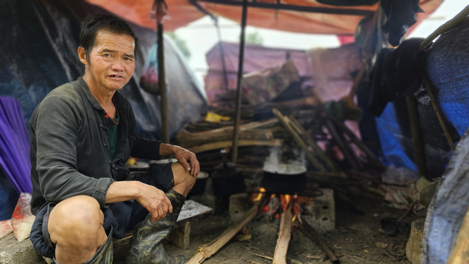 Đối với hộ chăn trâu xuyên Tết, có thịt gà, lợn đã được coi là cái Tết đầy đủ. Ảnh: Hải Đăng.