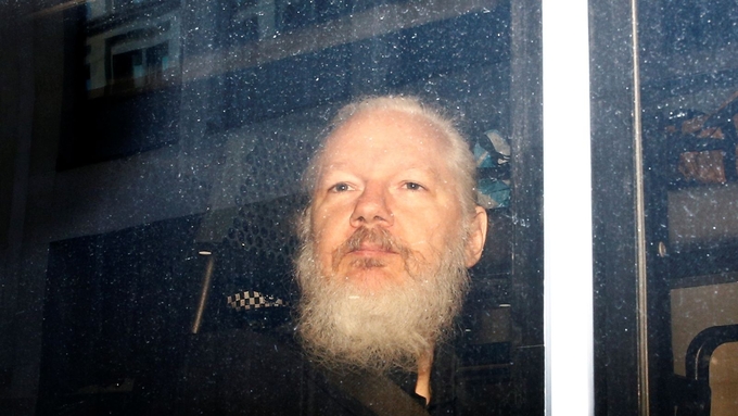 skynews-julian-assange-arrested_4636020-005125_41.jpg Julian Assange, nhà sáng lập Wikileaks, trên đường đến tòa Sơ thẩm Westminster tại London, Anh hồi tháng 4/2019. Ảnh: Sky News.
