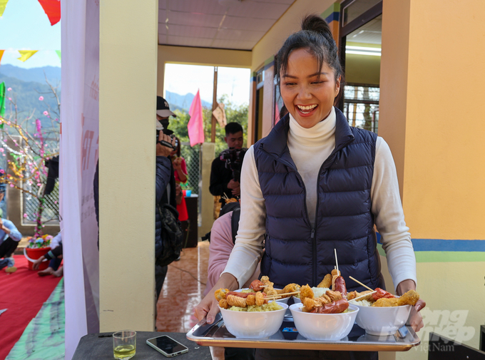 trao-ao-am-cho-hoc-sinh-diem-truong-mam-non-o-mu-cang-chai-135655_429-135656.jpg Cũng trong ngày khánh thành, UNIQLO Việt Nam đã trao hơn 4.000 sản phẩm thuộc chương trình RE.UNIQLO, gồm đồ trẻ em, áo khoác nam nữ, phụ kiện mùa đông (tất, găng tay, khăn, chăn), cho các em học sinh, giáo viên, phụ huynh và người dân ở huyện Mù Cang Chải, trong đó có điểm trường Trống Trở. Bên cạnh đó, UNIQLO còn tham gia chuẩn bị bữa trưa cho các em học sinh mầm non tại Trống Trở. Tổng giám đốc UNIQLO Việt Nam cũng hướng dẫn các em nhỏ tự tay gấp gọn quần áo. Trong ảnh là Hoa hậu H'Hen Niê đang bê cơm cho học sinh.