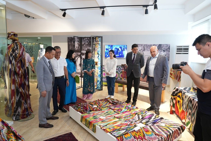 10-142118_246.jpg Ngoài thị trường Uzbekistan, Công ty TNHH thương mại Hải Dũng còn xuất khẩu tơ lụa Việt Nam đi nhiều thị trường như Ấn Độ, Thái Lan, Trung Quốc, Lào, Campuchia, Hàn Quốc và nhiều nước châu Âu. Theo số liệu thống kê, Tổng sản lượng tơ tằm thô của Thế giới khoảng trên 162 ngàn tấn, với tăng trưởng bình quân là 15,7%/năm, đứng đầu là Trung Quốc (trên 80%), đến Ấn Độ, Uzbekistan 1,3%) và Việt Nam là thứ 4.