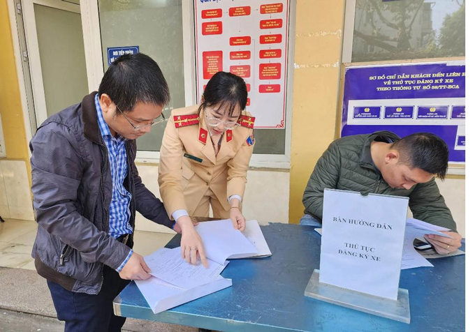 Người dân Hà Nội có nhu cầu cầu đăng ký ô tô, xe máy sẽ được phục vụ đến hết chiều 30 Tết.