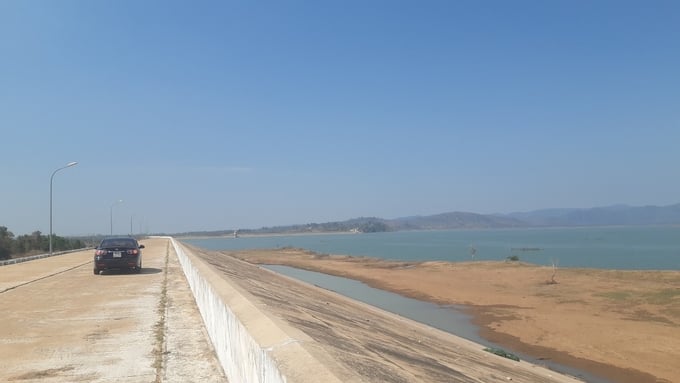Sừng sững thân đập hồ thủy lợi Ia Mơr. Ảnh: Tuấn Anh.