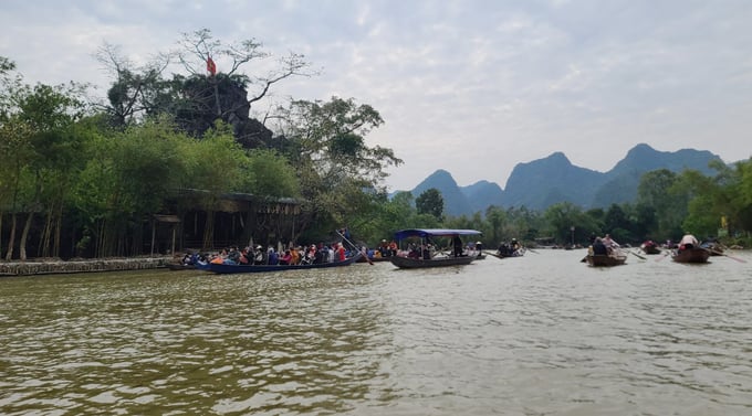 le-hoi-chua-huong-nam-2024-se-dien-ra-3-thang-voi-nhieu-diem-moi-083833_469.jpg Du khách đi đò trên dòng suối Yến. Ảnh: Duy Học.