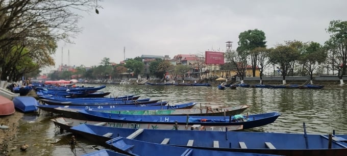 z5147203364328_e27d6332e6342c0633415eb80a3cd401-213451_720.jpg Đò, xuồng đã được tập kết, sẵn sàng vận chuyển du khách hành hương. Ảnh: Duy Học.