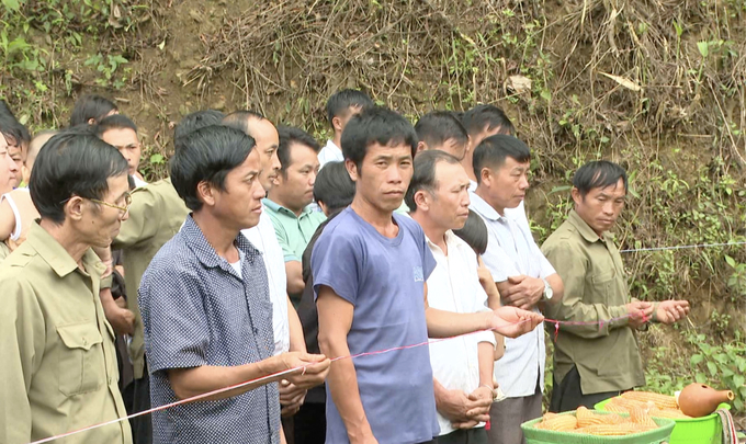screen-shot-2024-02-10-at-193242-193832_716.jpg Sợi chỉ giúp thực hiện lễ xua đuổi những điều rủi ro trong lao động sản xuất, khi lên rừng. Ảnh: V.Thao.