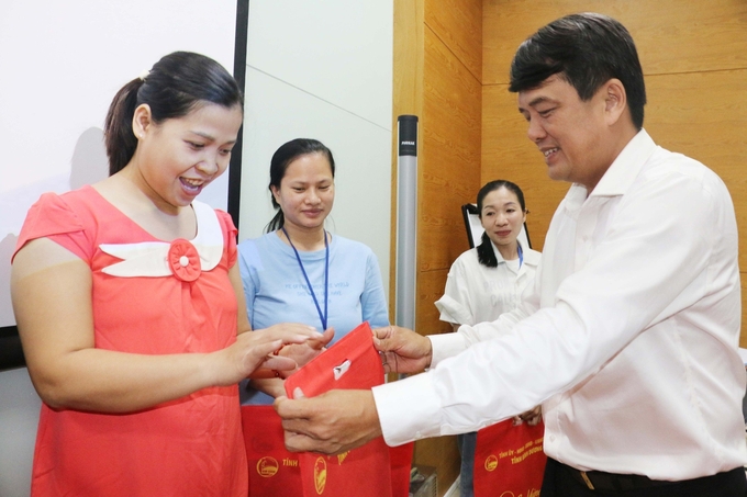 Lãnh đão tỉnh Bình Dương thăm và tặng quà công nhân ở lại làm việc xuyên Tết. Ảnh: HT.