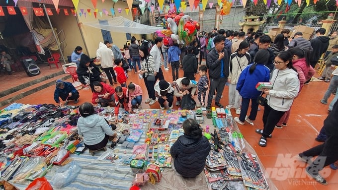 Khách hàng của chợ chỉ toàn trẻ em, bởi những món hàng bán là phục vụ trẻ em.