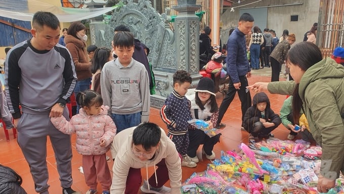Những đứa trẻ hạnh phúc được bố mẹ dẫn đi chợ đồ chơi...